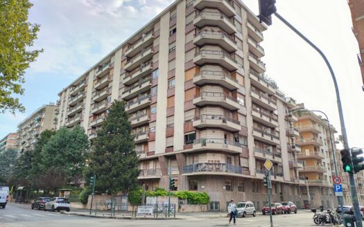 Torino – corso Monte Cucco, 5 locali con doppi servizi